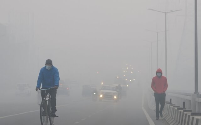दिल्ली की हवा फिर बनी ज़हर, कई इलाकों में AQI 400 पार