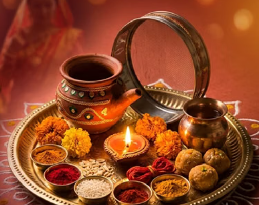 Karwa Chauth 2026: करवे के अंदर क्या रखें? जानें हर सामग्री का धार्मिक महत्व
