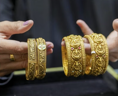 Gold-Silver Price: चांदी ₹8,300 टूटकर 11 महीने के निचले स्तर पर, सोना भी ₹1,300 हुआ सस्ता